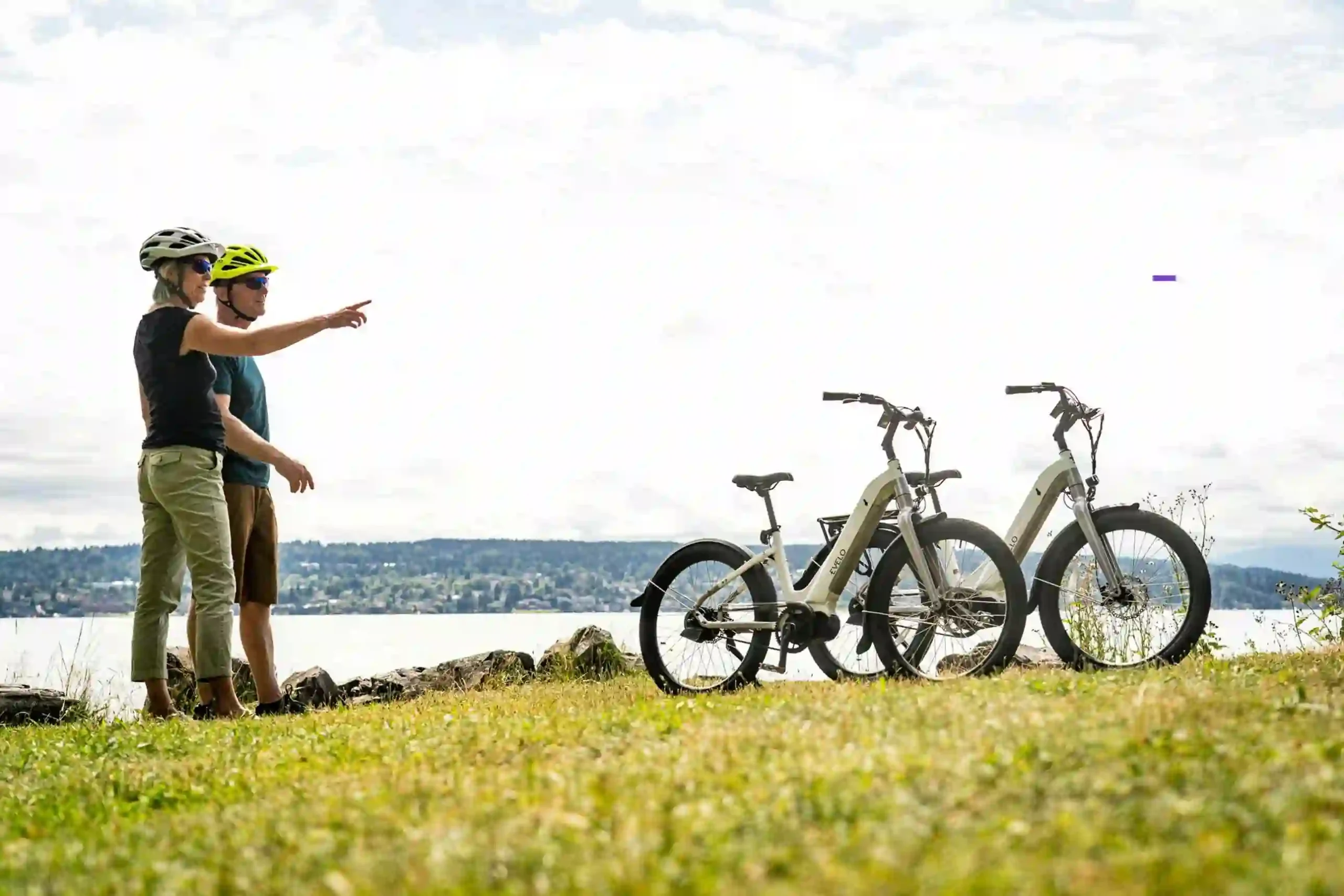 Duas pessoas e duas bicicletas eletricas